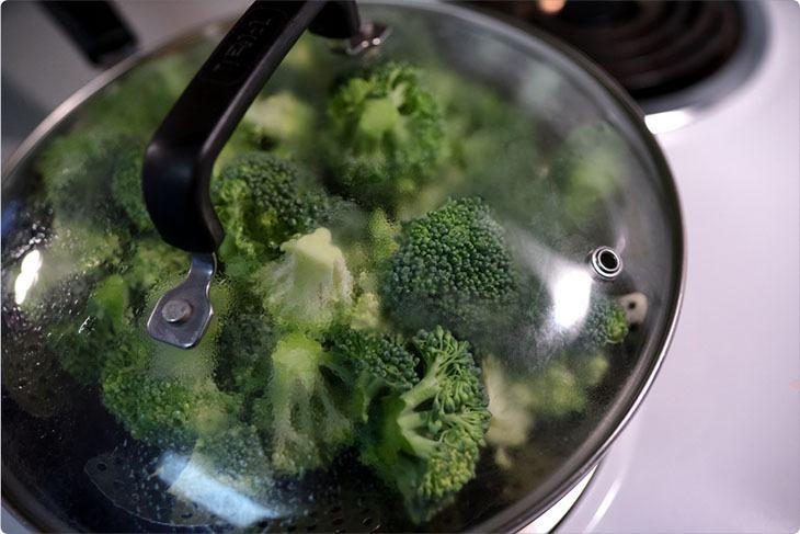 Broccoli closed in a pot for stewing